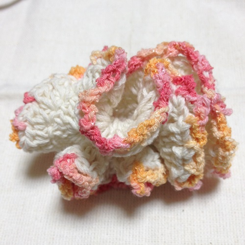春夏ハンドメイドのシュシュ　かぎ針編みで作る毛糸の編みシュシュ
