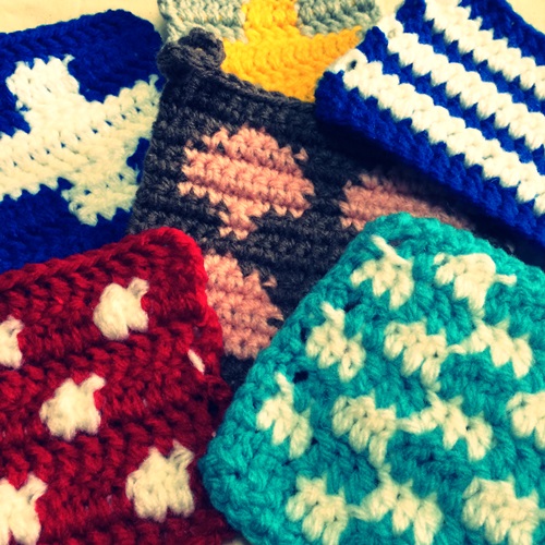かぎ針編みの編み込み模様の編み方　渡り糸を編みくるむ方法