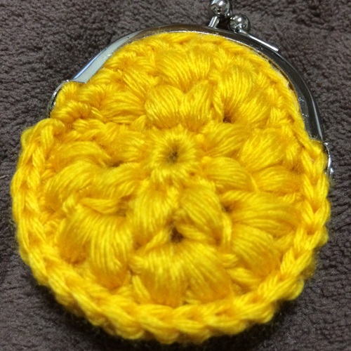 かぎ針編みで毛糸のがま口の小さなポーチ　小銭の財布サイズのキット