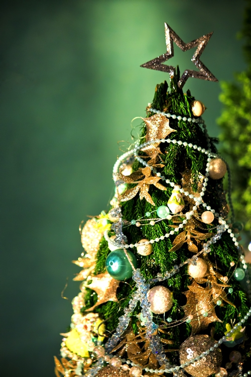 クリスマスに手作りの飾り　編み物でクリスマスツリーとリース