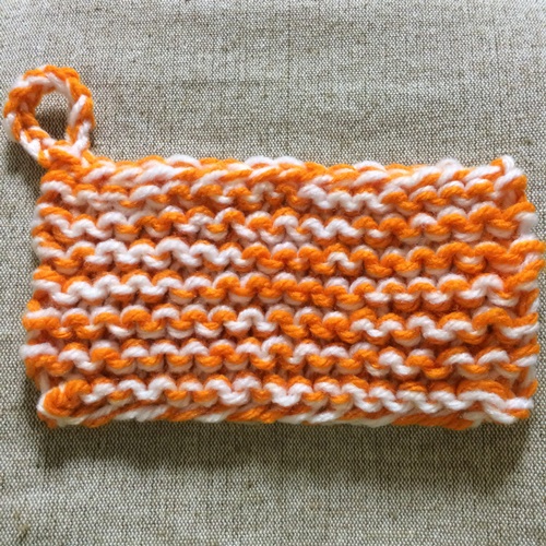 初心者が棒針編みの練習に編んだガーター編みの簡単なアクリルたわし