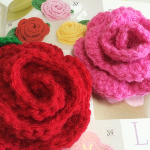 立体的な花のアクリルたわし　かぎ針編みで一気に編める簡単な巻きバラ
