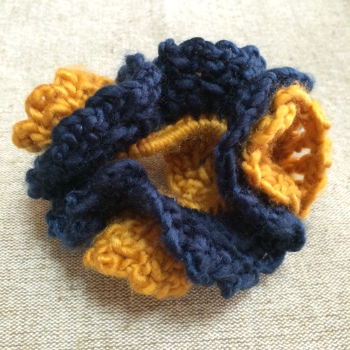 秋・冬の手編みのシュシュ　毛糸で手作りかぎ針編みの2色2重シュシュ
