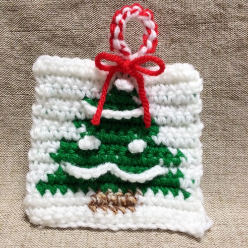 クリスマスの編み込み模様　かぎ針編みのアクリルたわしの編み図