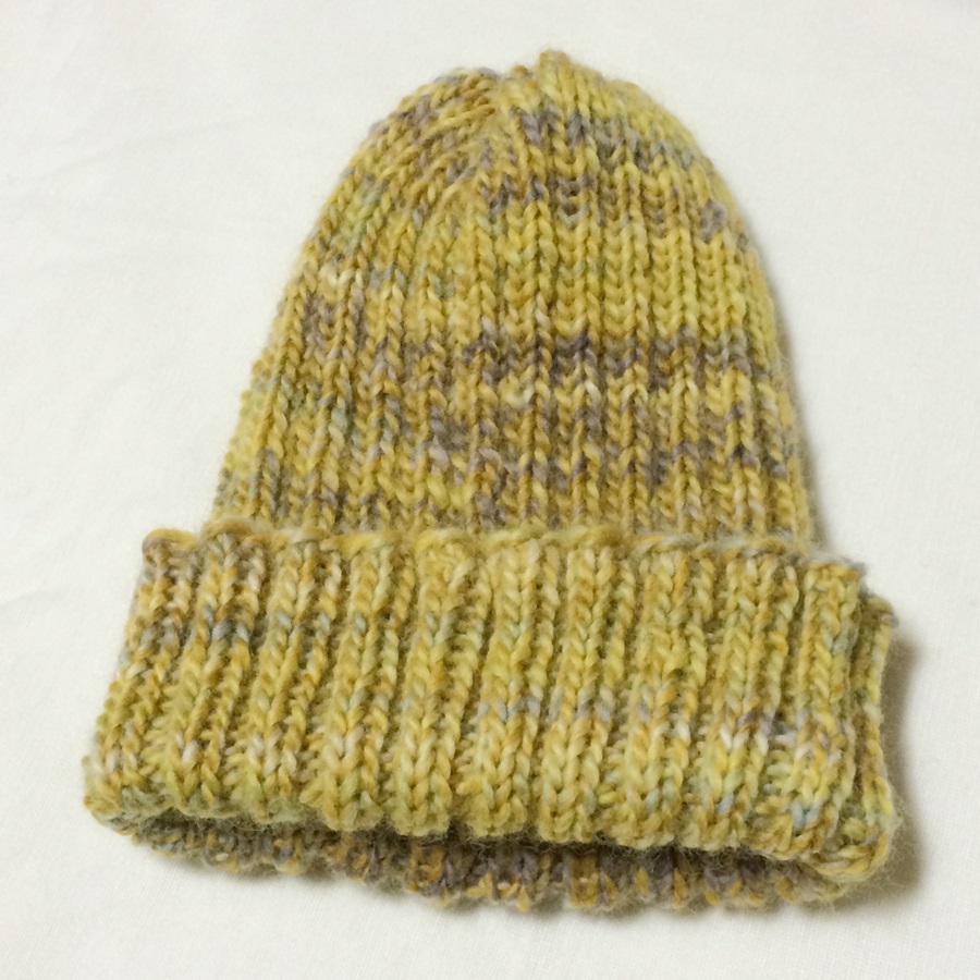 簡単な二目ゴム編みの手編みの帽子　輪針で編んだ毛糸の手作りニット帽