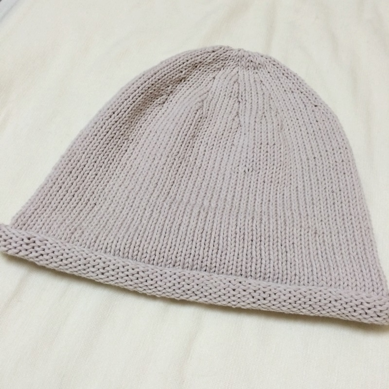 毛糸ピエロのSoraで編んだ夏用のニット帽　棒針編みの手編みの帽子